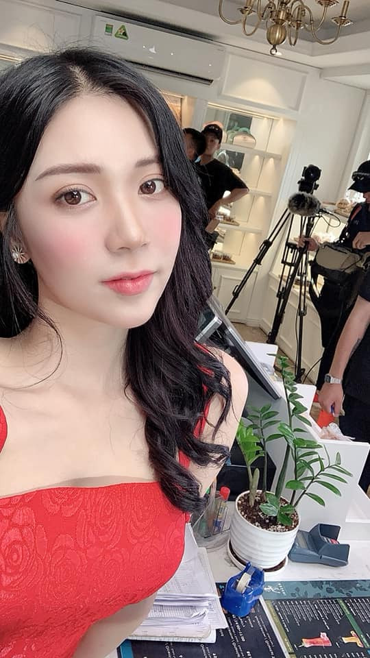 Không ít fan bày tỏ sự khó tin trước độ siết eo "thần tốc" của tình cũ Quang Lê. Bởi cách đây 7 tháng, mỹ nhân sinh năm 1994 tiết lộ số đo hình thể của mình dưới loạt ảnh bikini với dòng chia sẻ: "Siết được 91-61- 99 rồi".