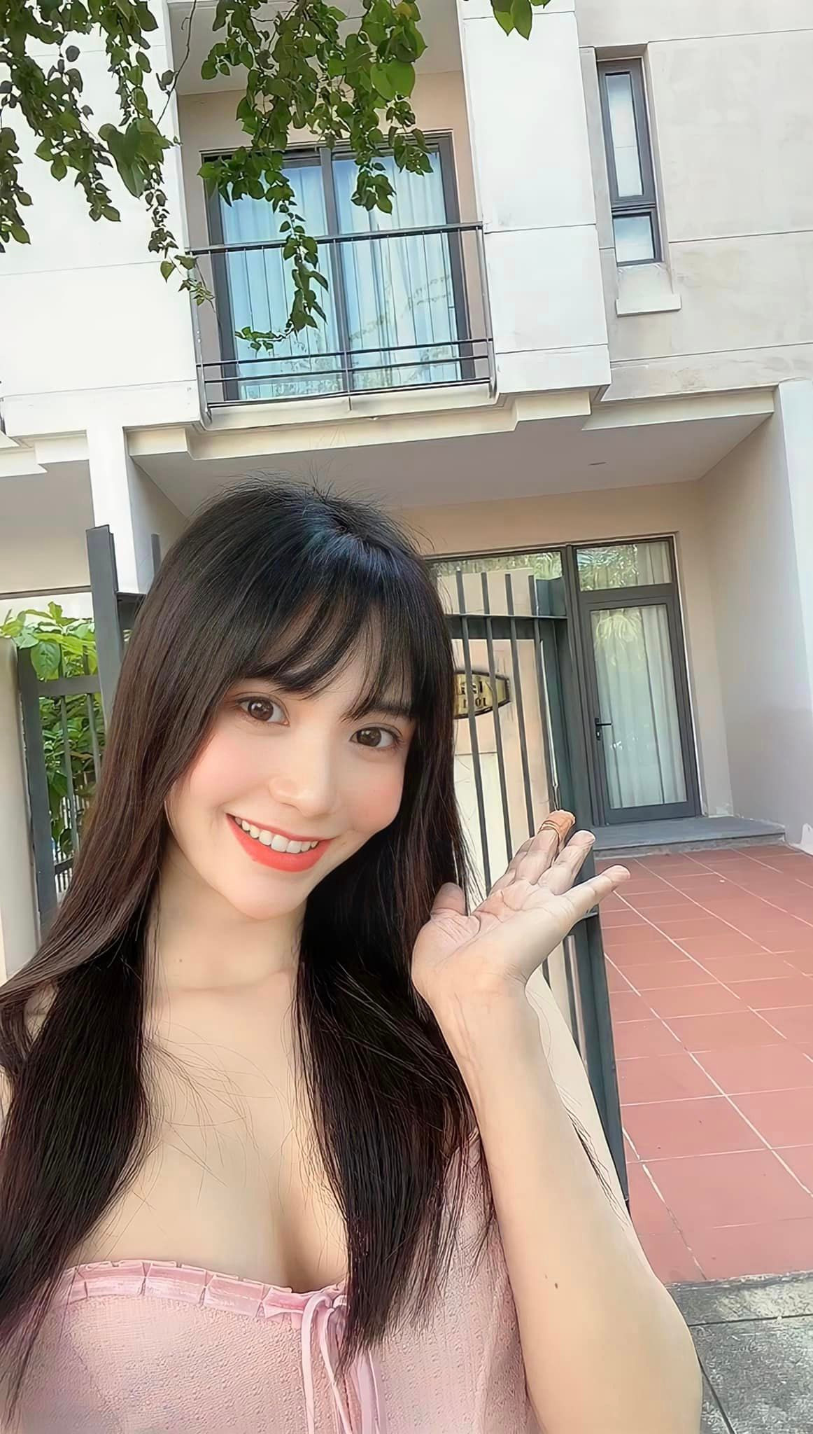 Trên trang cá nhân, ngoài chia sẻ công việc đóng quảng cáo, Thanh Bi còn rẽ hướng sang kinh doanh bất động sản.