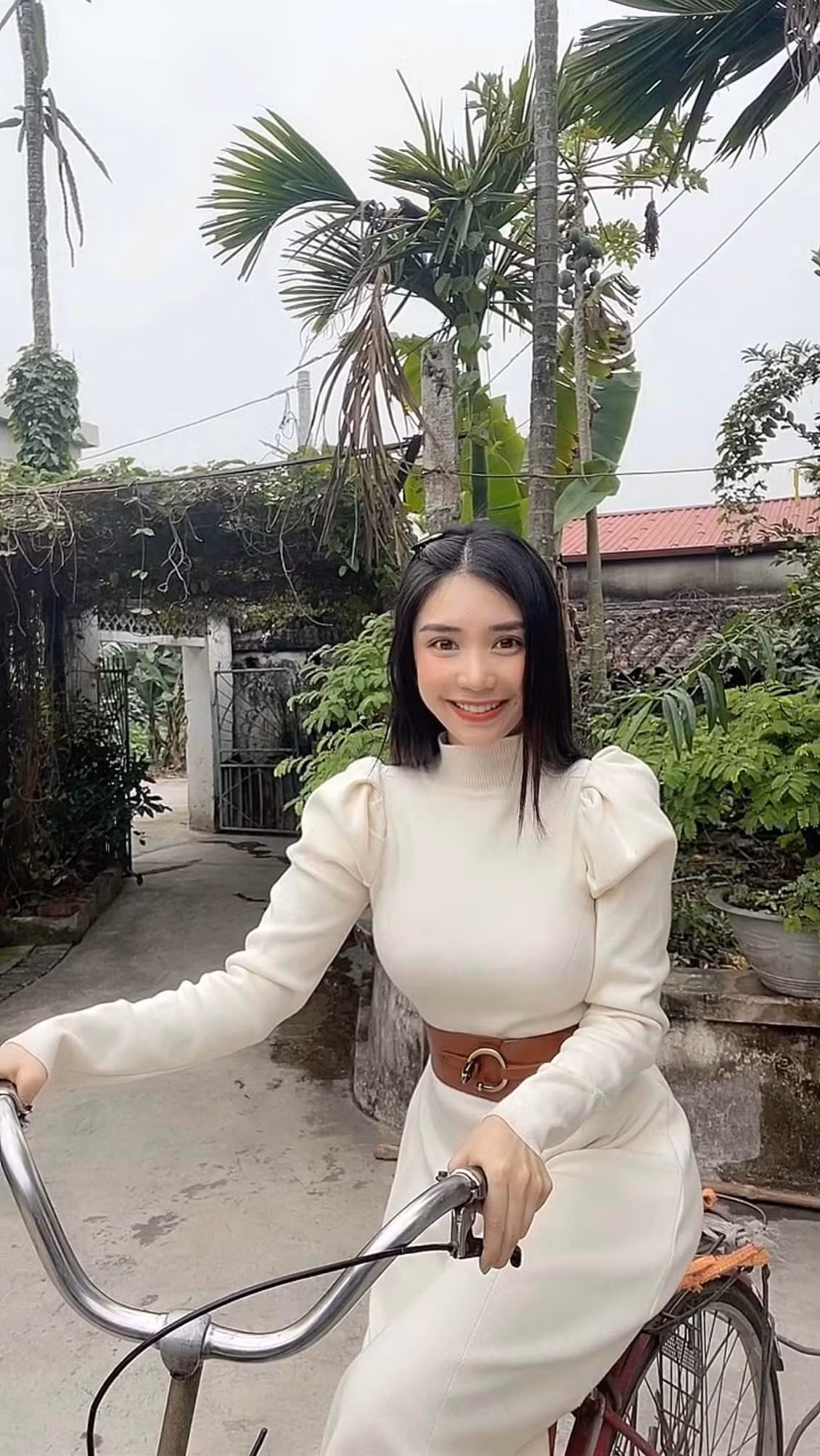 Tình cũ của Quang Lê khoe body siêu nuột, siết eo còn 52 cm - Hình 6 Tinh cu cua Quang Le khoe body sieu nuot, siet eo con 52 cm-Hinh-6