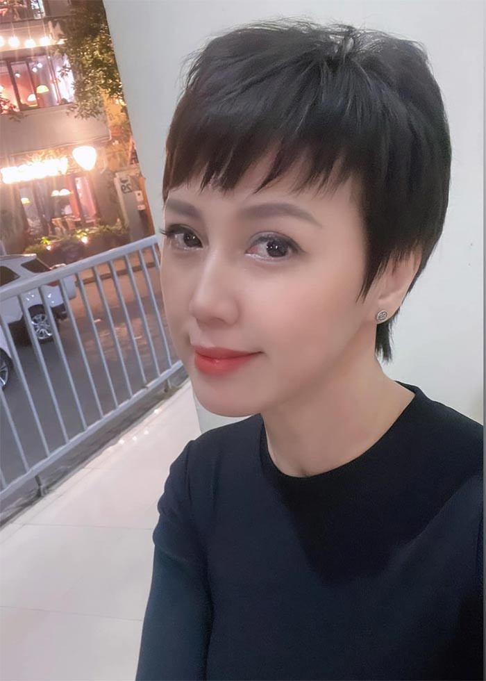 Mái tóc tém càng khiến mẹ của Doãn Hải My trẻ trung và cá tính hơn.