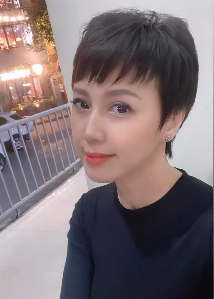 Mái tóc tém càng khiến mẹ của Doãn Hải My trẻ trung và cá tính hơn.