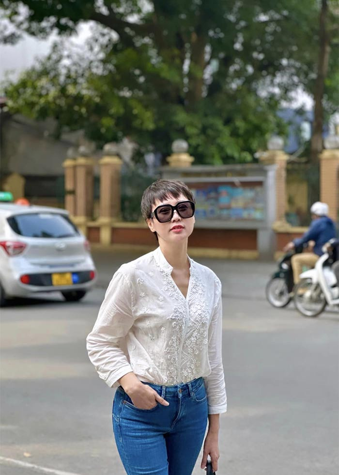 Để duy trì được vóc dáng và làn da đẹp khi đã bước vào tuổi U50, mẹ Doãn Hải My ăn uống khoa học, chăm chỉ tập luyện yoga, đạp xe.