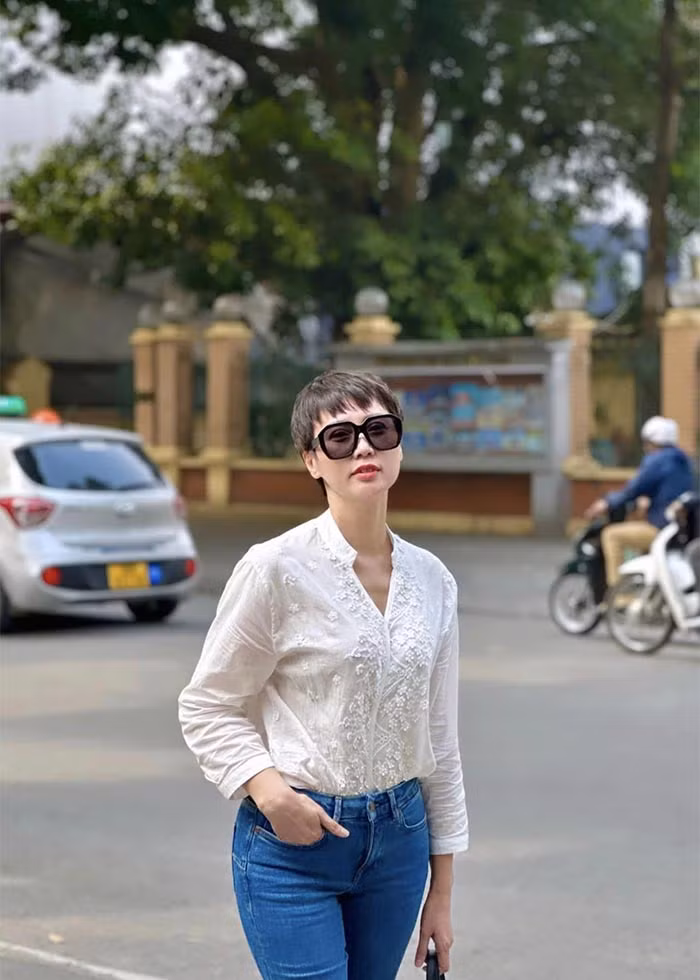 Để duy trì được vóc dáng và làn da đẹp khi đã bước vào tuổi U50, mẹ Doãn Hải My ăn uống khoa học, chăm chỉ tập luyện yoga, đạp xe.