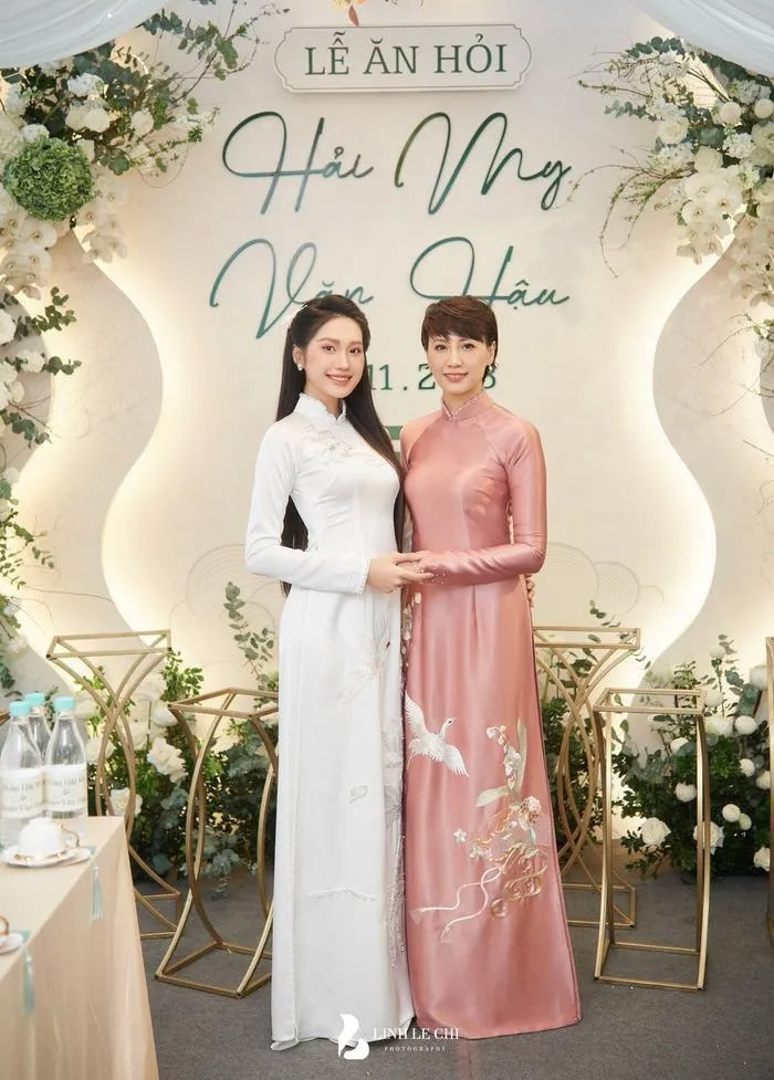 Mẹ ruột Doãn Hải My là cô Mai Đoàn, ở độ tuổi U50. Trong đám cưới và đám hỏi của con gái, cô Mai Đoàn cũng nhận được sự quan tâm không kém con gái bởi nhan sắc tuyệt đẹp. (Ảnh: Lê Chí Linh)