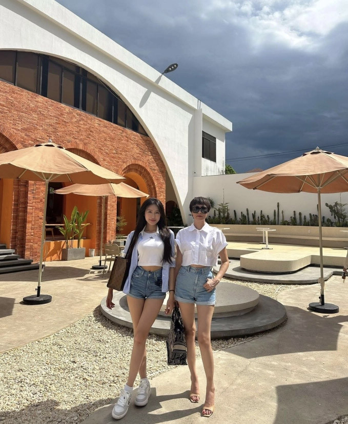 Doãn Hải My cũng từng chia sẻ, cô nhiều lần cảm thấy bị “lép vế" khi đứng cạnh mẹ vì bà quá đẹp.