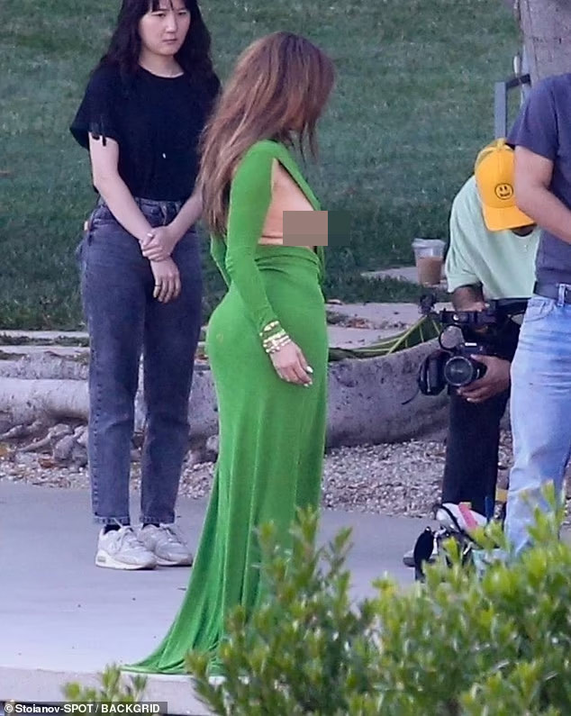 Cô vẫn thoải mái tạo dáng, trò chuyện với mọi người mà không hề lo che phần cơ thể bị lộ. (Ảnh: Backgrid)