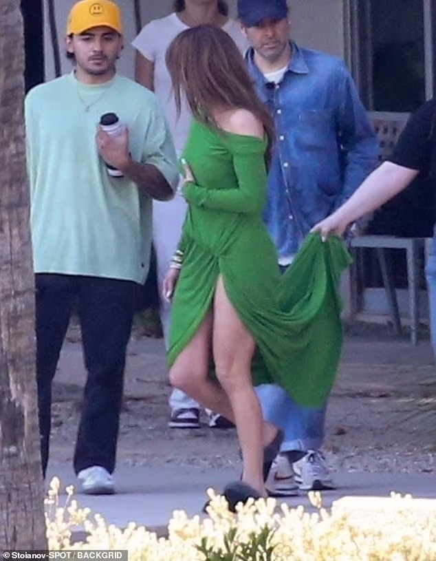 Có thông tin ngôi sao Gigli chuẩn bị ra album studio thứ 9 vào mùa hè năm nay, album mang tên This Is Me... Now. (Ảnh: Backgrid)