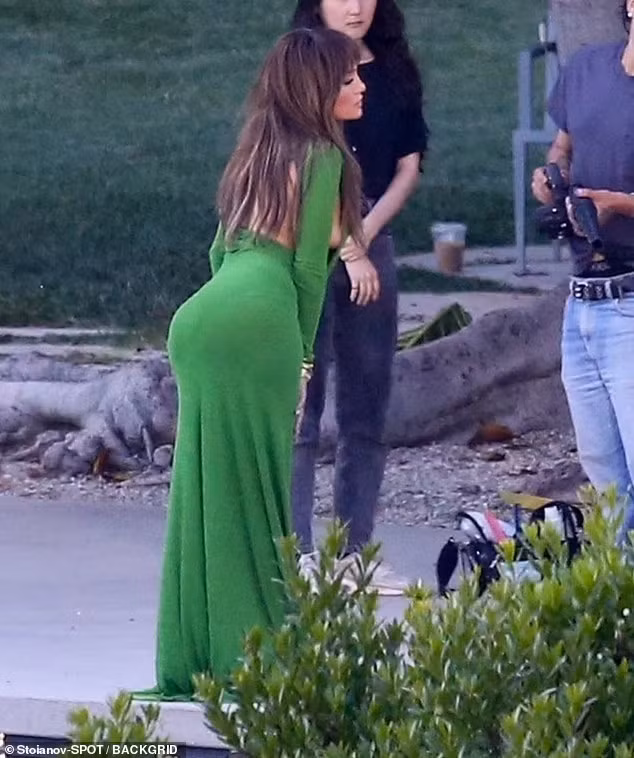 Mặc chiếc váy màu xanh lá để chuẩn bị lên hình, tuy nhiên trong một phút lơ đãng khi đứng trao đổi với ê-kíp hỗ trợ, nữ ca sĩ 53 tuổi để lộ một bên ngực ở tư thế đứng nghiêng. (Ảnh: Backgrid)