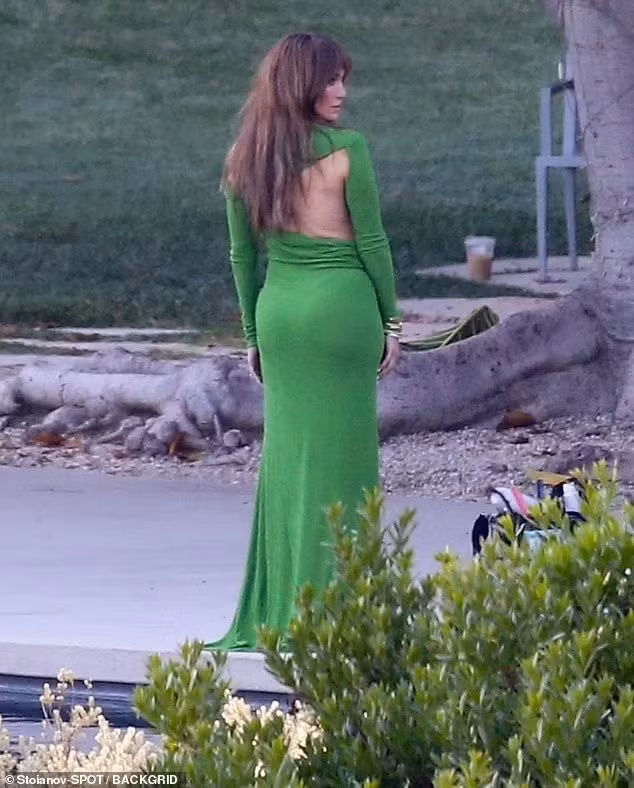 Giọng ca On The Floor sở hữu vòng ba cực kỳ bắt mắt và săn chắc. (Ảnh: Backgrid)