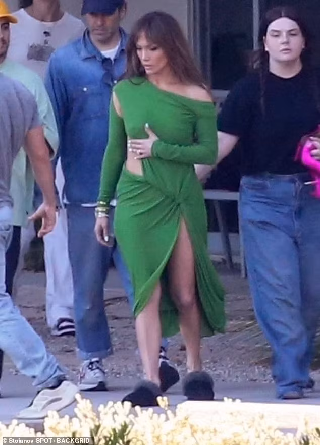 Trong một buổi chụp hình mới đây tại Hollywood Hills, Jennifer Lopez đã lọt tầm ngắm paparazzi khi vô tình để lộ gò bồng đảo. (Ảnh: Backgrid)