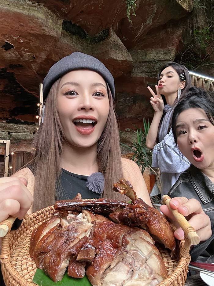 Nữ ca sĩ sinh năm 1993 được mời tham dự nhiều chương trình truyền hình ở đất nước tỷ dân như: "Lễ tốt nghiệp không giới hạn", "Hương vị Trung Hoa", "Xin chào thứ 7",...