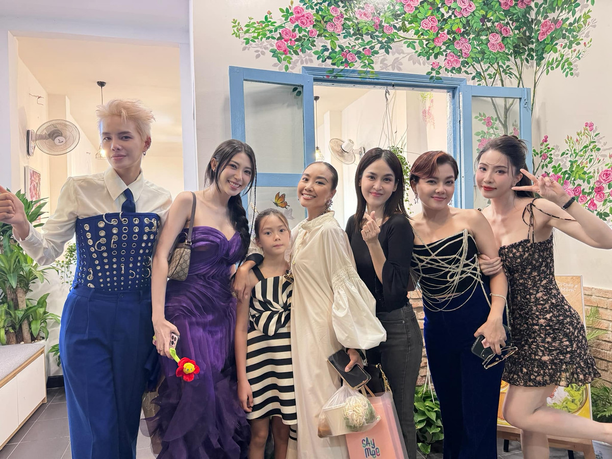 Mỹ nhân "vũ trụ phim VTV" khoe sắc cùng dàn chị đẹp "đạp gió, rẽ sóng" bất chấp "cam" thường.