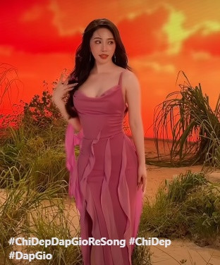 Trong loạt ảnh và video thực hiện chương trình, Quỳnh Nga "gây mê" với nhan sắc trẻ đẹp, 3 vòng gợi cảm được tôn lên bởi những trang phục xẻ ngực sâu, ôm sát.