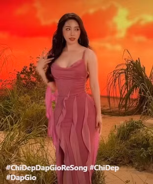 Trong loạt ảnh và video thực hiện chương trình, Quỳnh Nga "gây mê" với nhan sắc trẻ đẹp, 3 vòng gợi cảm được tôn lên bởi những trang phục xẻ ngực sâu, ôm sát.