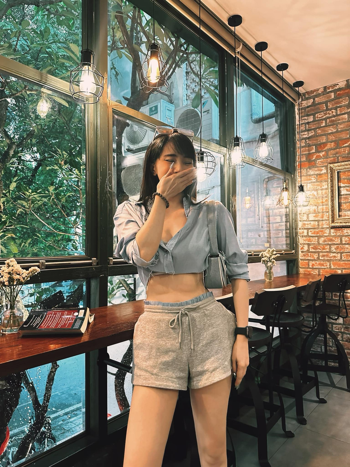 Vòng hai "nổi múi" không chút mỡ thừa của Quỳnh Nga khiến bao chị em phải "ghen tỵ".