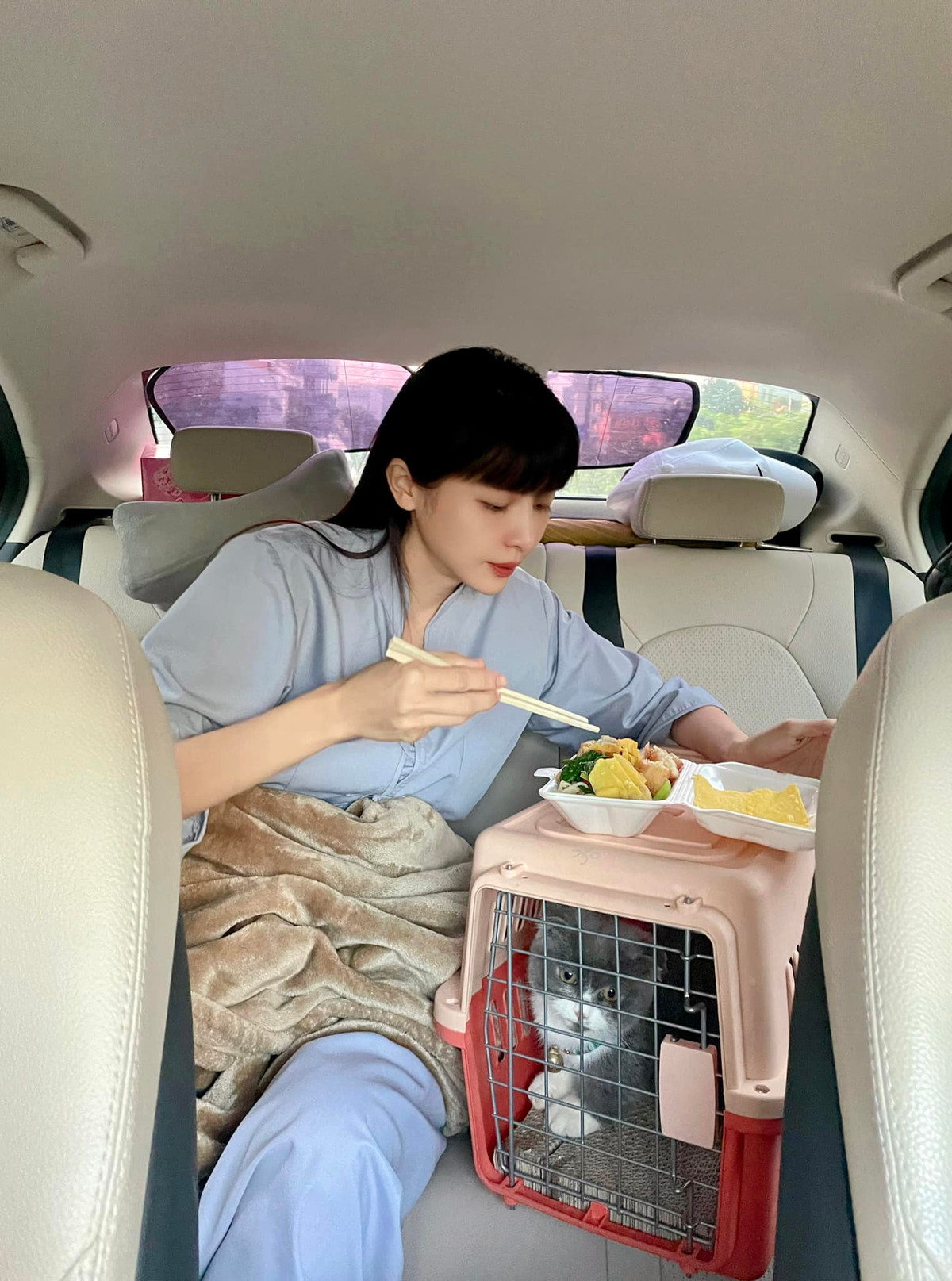 Có thể thấy, mỹ nhân sinh năm 1990 là người của công việc. Thời gian qua, Cao Thái Hà tất bật với các dự án phim điện ảnh lẫn truyền hình. Thậm chí, có người hâm mộ còn trêu đùa cô là "mải làm quá quên cả lấy chồng".