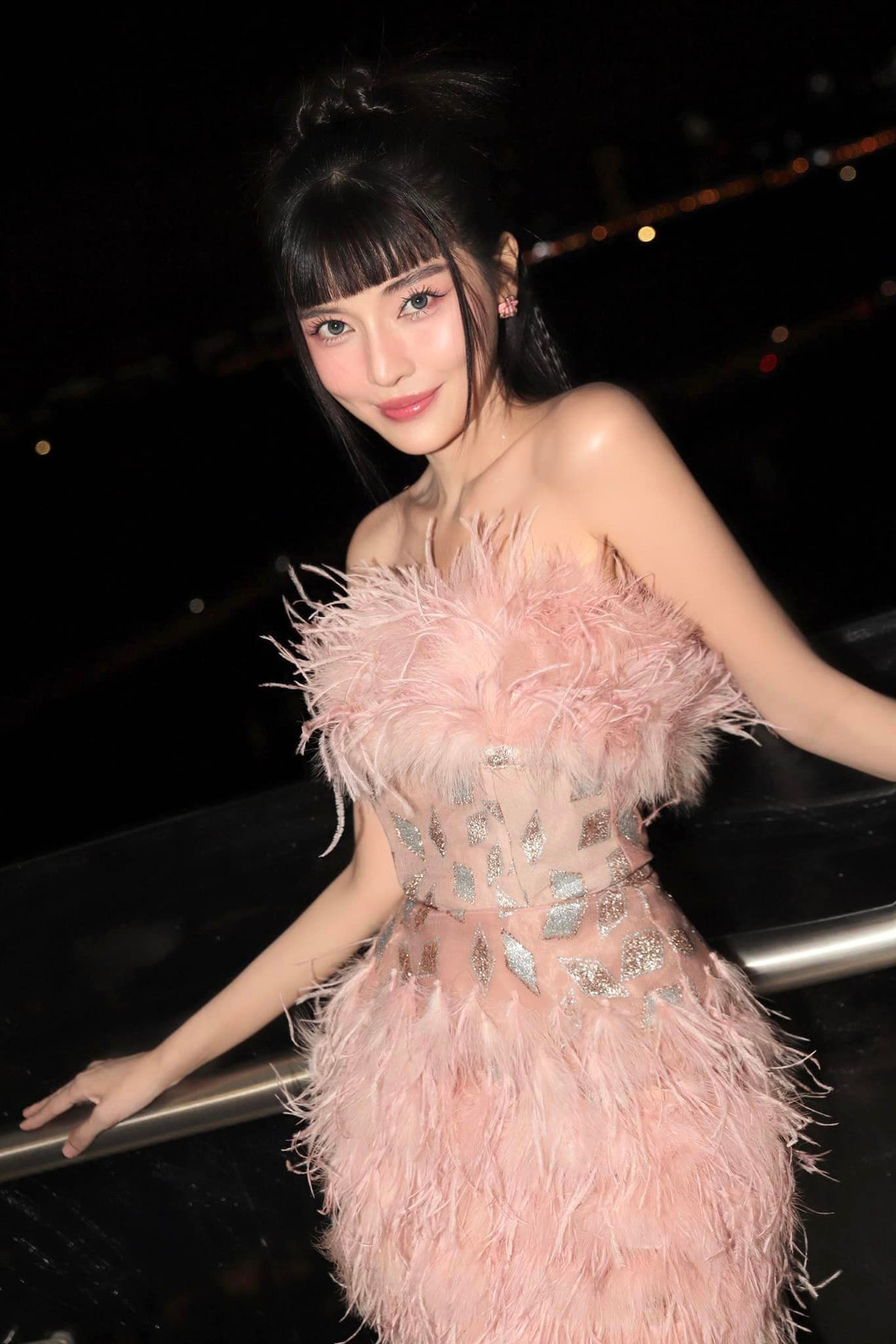 Cao Thái Hà còn tiết lộ việc cô "ăn mãi mà không lên cân nổi" khi được người hâm mộ khuyên chịu khó bồi bổ.