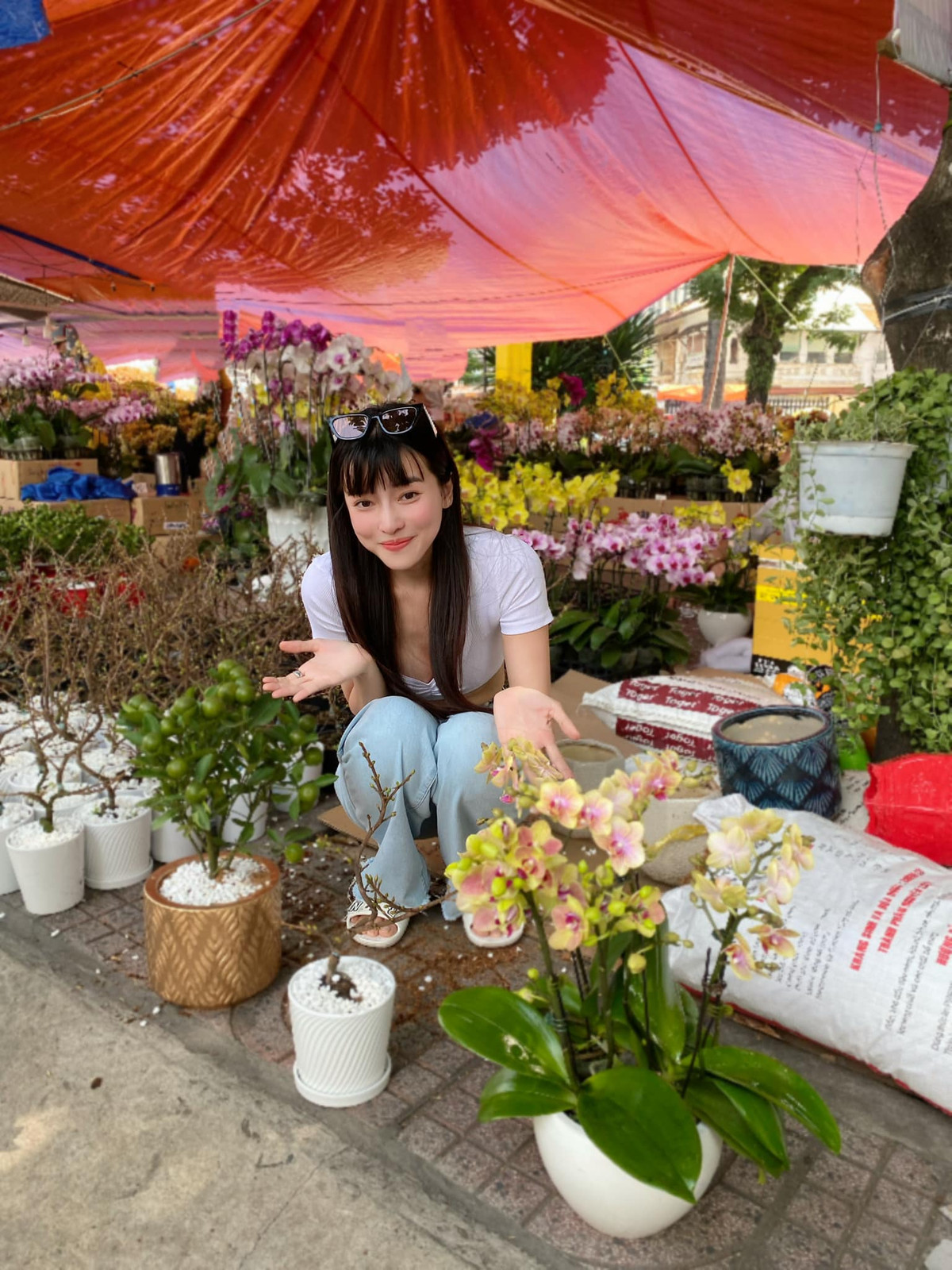 "Có người hỏi tôi con gái mà lại thích chạy đôn, chạy đáo ôm nhiều việc như vậy. Tôi trả lời tôi muốn mẹ và em trai an toàn và đầy đủ trong sự bảo vệ của tôi. Tôi muốn bản thân ngẩng cao đầu đầy tự trọng với đời. Vất vả tôi chịu được", mỹ nhân họ Cao chia sẻ lý do sẵn sàng làm việc vất vả.