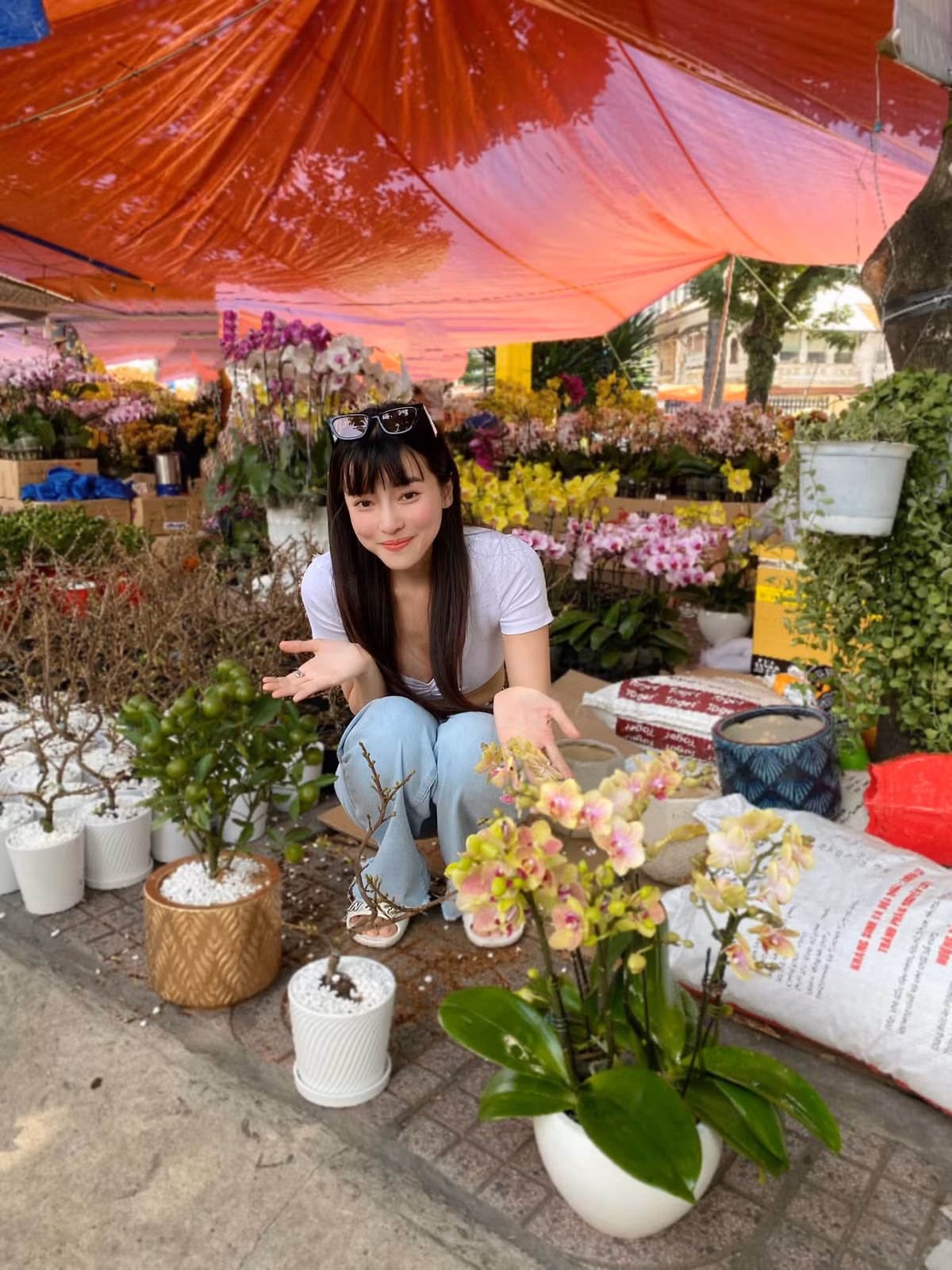 "Có người hỏi tôi con gái mà lại thích chạy đôn, chạy đáo ôm nhiều việc như vậy. Tôi trả lời tôi muốn mẹ và em trai an toàn và đầy đủ trong sự bảo vệ của tôi. Tôi muốn bản thân ngẩng cao đầu đầy tự trọng với đời. Vất vả tôi chịu được", mỹ nhân họ Cao chia sẻ lý do sẵn sàng làm việc vất vả.