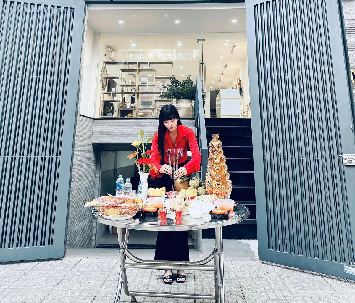 Ngoài bận rộn với công việc diễn xuất, thiếu úy Hạ Lam trong phim "Bão Ngầm" còn mở công ty riêng.