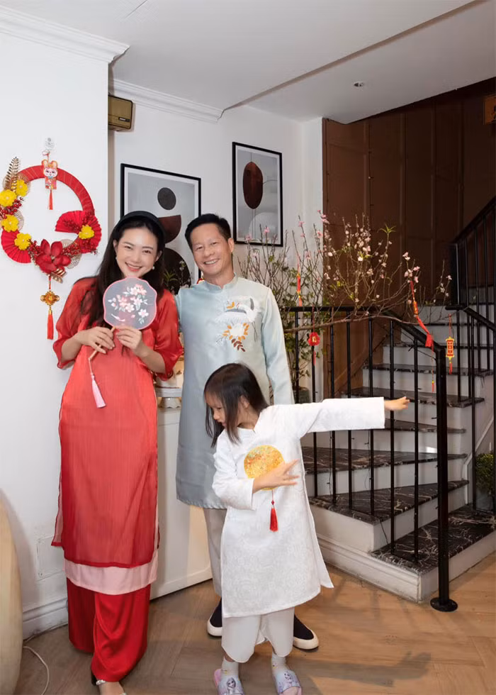 "Tôi vẫn hay nói với Thảo hãy tổ chức đám cưới và làm giấy đăng ký kết hôn. Nhưng cô ấy luôn bác bỏ. Cô ấy nói tổ chức đám cưới phiền lắm, khách vui nhưng chủ mệt, lại tốn thời gian lo toan mọi thứ. Về chuyện đăng ký kết hôn, vợ tôi cũng bảo chưa cần đến", đại gia Đức An chia sẻ với Người đưa tin.