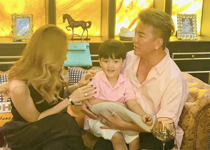 Là con trai của nam ca sĩ đam mê hàng hiệu nên Polo cũng được bố sắm cho toàn quần áo, phụ kiện đắt tiền. (Ảnh: FBNV)