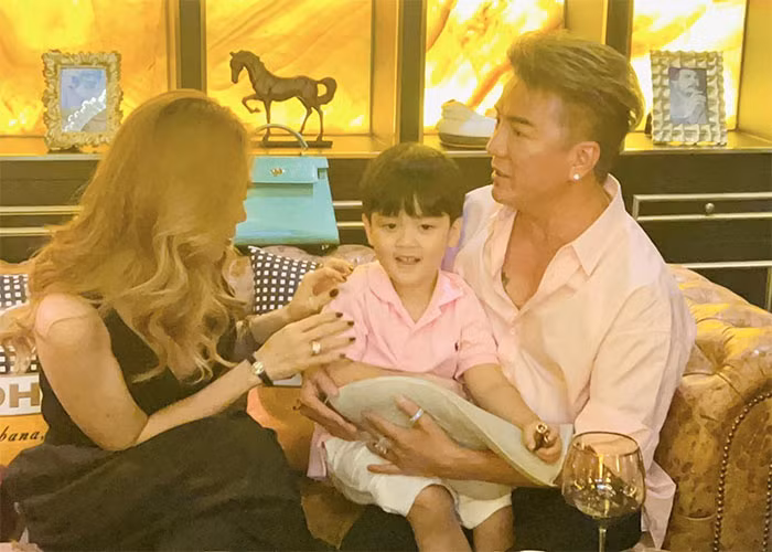 Là con trai của nam ca sĩ đam mê hàng hiệu nên Polo cũng được bố sắm cho toàn quần áo, phụ kiện đắt tiền. (Ảnh: FBNV)