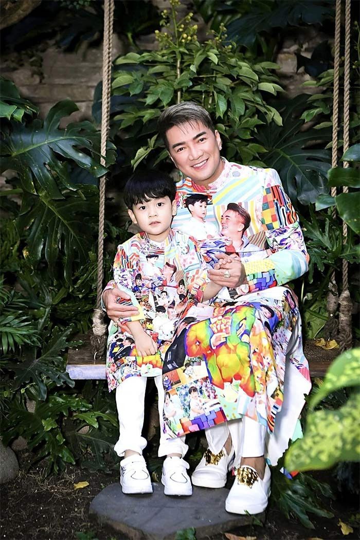 "Đây là tình yêu to lớn nhất của Hưng suốt 3 năm qua, bé Polo Huỳnh. Đứa con đầu tiên và duy nhất trên cuộc đời này của Hưng", ca sĩ Đàm Vĩnh Hưng hạnh phúc giới thiệu con trai tới khán giả trong liveshow ca nhạc riêng vào tối 2/10/2022. (Ảnh: FBNV)