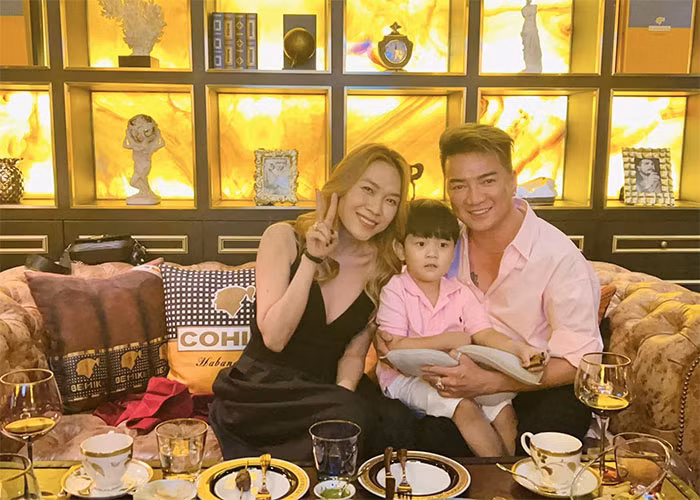 Cậu bé Polo Huỳnh được nhận xét có vẻ ngoài y hệt bố Đàm Vĩnh Hưng, từ vóc dáng tới khuôn mặt. (Ảnh: FBNV)