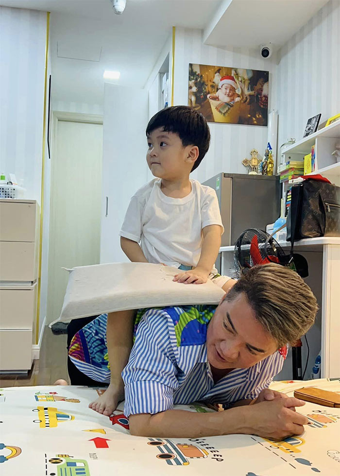 Từ khi công khai con trai, "ông hoàng nhạc Việt" liên tục đăng ảnh con trên trang cá nhân. Polo được bố chăm sóc rất kỹ lưỡng từ chuyện ăn uống đến học hành.