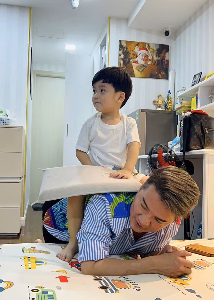 Từ khi công khai con trai, "ông hoàng nhạc Việt" liên tục đăng ảnh con trên trang cá nhân. Polo được bố chăm sóc rất kỹ lưỡng từ chuyện ăn uống đến học hành.