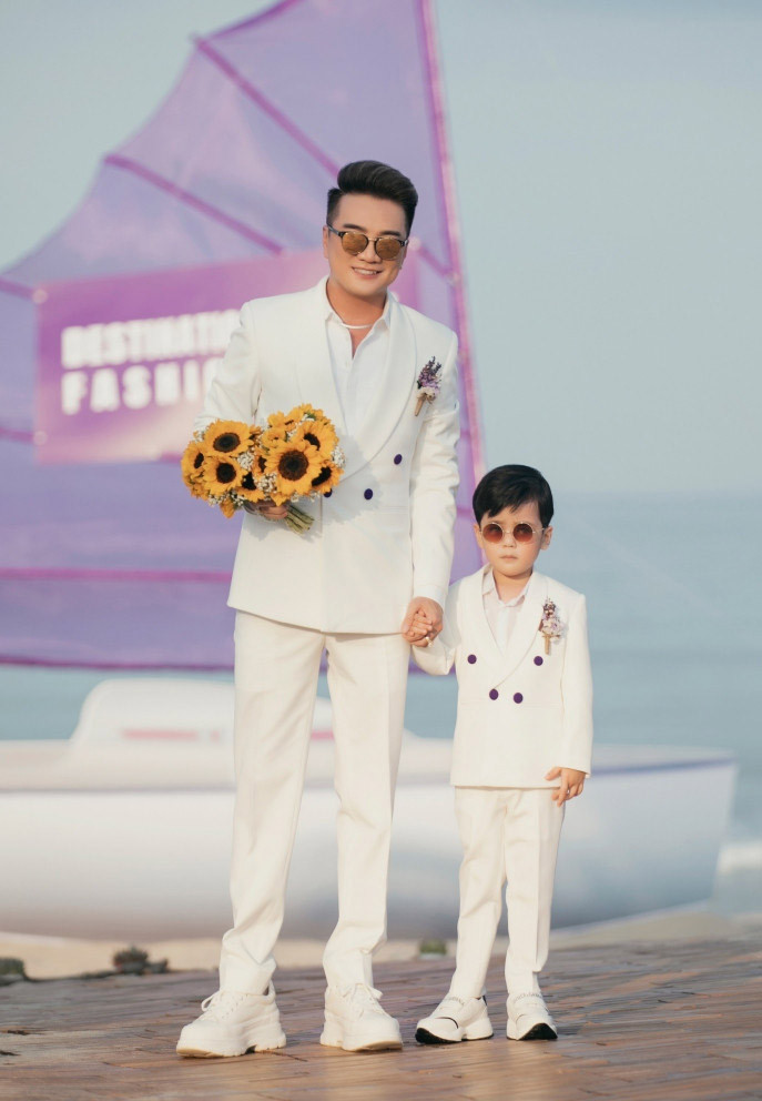 Con trai Dam Vinh Hung catwalk cung bo, doi thuong cung xiu