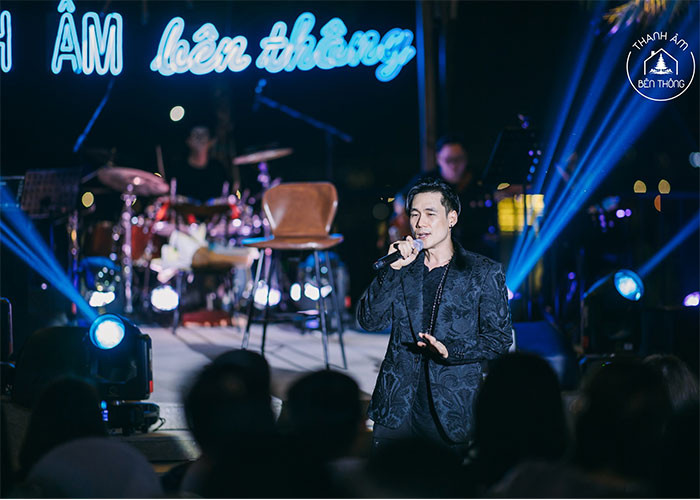 Sau một thời gian khá lâu "ở ẩn", gần đây ca sĩ Khánh Phương chăm chạy show ca hát khắp mọi nơi.