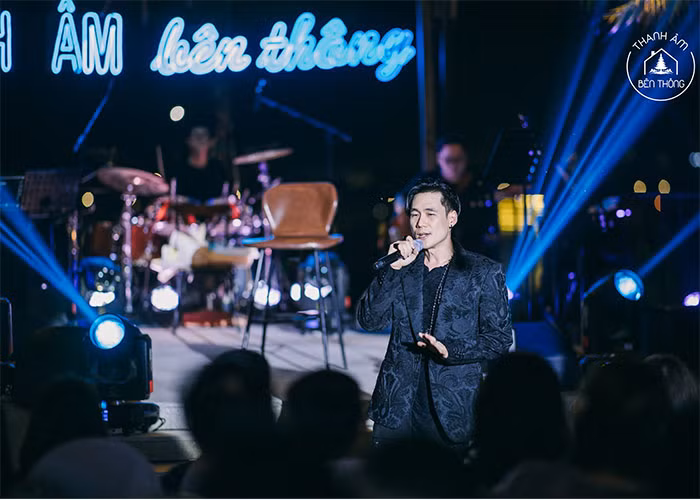 Sau một thời gian khá lâu "ở ẩn", gần đây ca sĩ Khánh Phương chăm chạy show ca hát khắp mọi nơi.