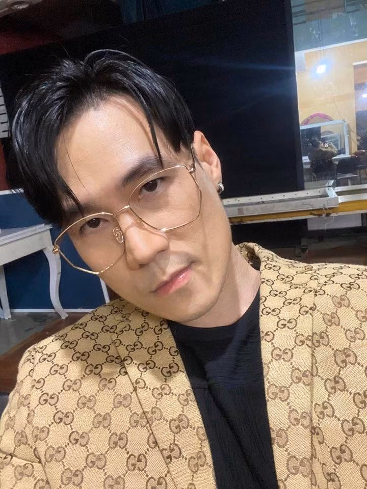 Vài năm trở lại đây, Khánh Phương ít đi show mà tập trung vào kinh doanh, đầu tư cổ phiếu và giàu có nhờ các hoạt động tay trái này.