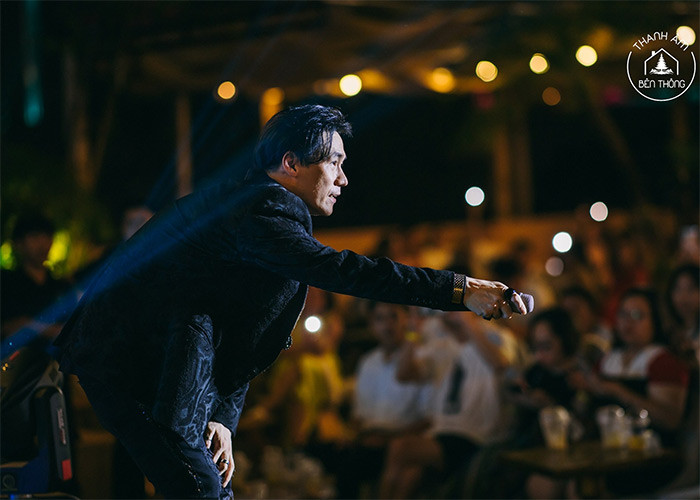 Giọng ca "Chiếc khăn gió ấm" rất nhiệt tình tương tác với khán giả trong các show diễn.