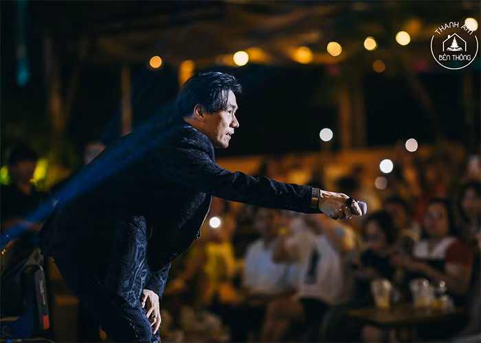 Giọng ca "Chiếc khăn gió ấm" rất nhiệt tình tương tác với khán giả trong các show diễn.