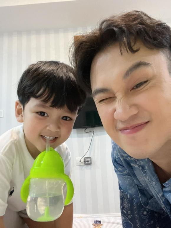 Trước đó, theo tiết lộ của ca sĩ Dương Triệu Vũ - ba đỡ đầu của con trai Đàm Vĩnh Hưng, ngoài bộ sưu tập đồ chơi khủng, Polo khi mới 3 tuổi đã sở hữu gần 200 đôi giày hiệu.