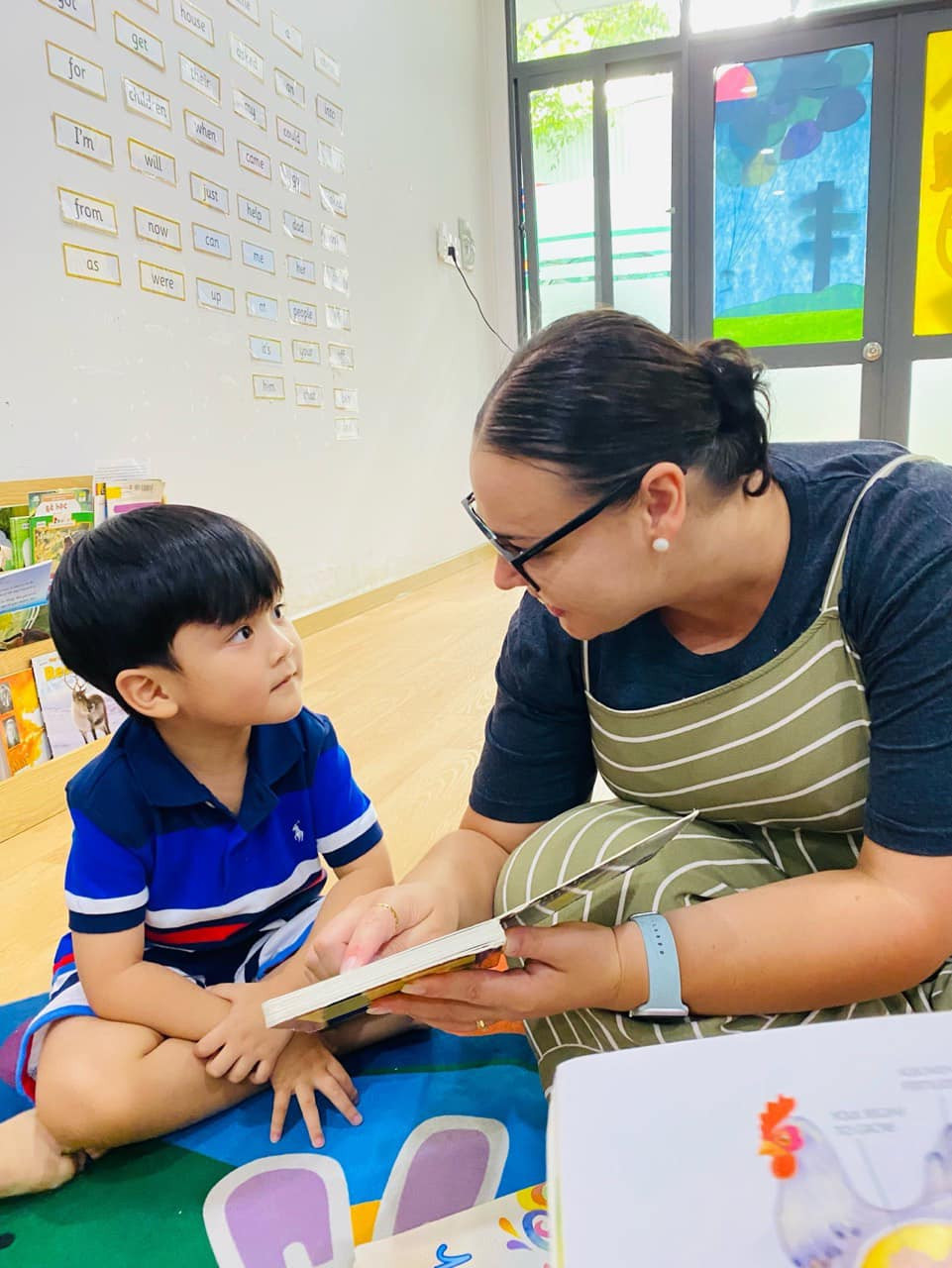 "Ông hoàng nhạc Việt" cũng rất quan tâm tới việc học hành của con. Anh lựa chọn ngôi trường mầm non quốc tế có tiếng tại TP HCM cho Polo theo học với mức học phí khoảng 260 triệu đồng/năm.