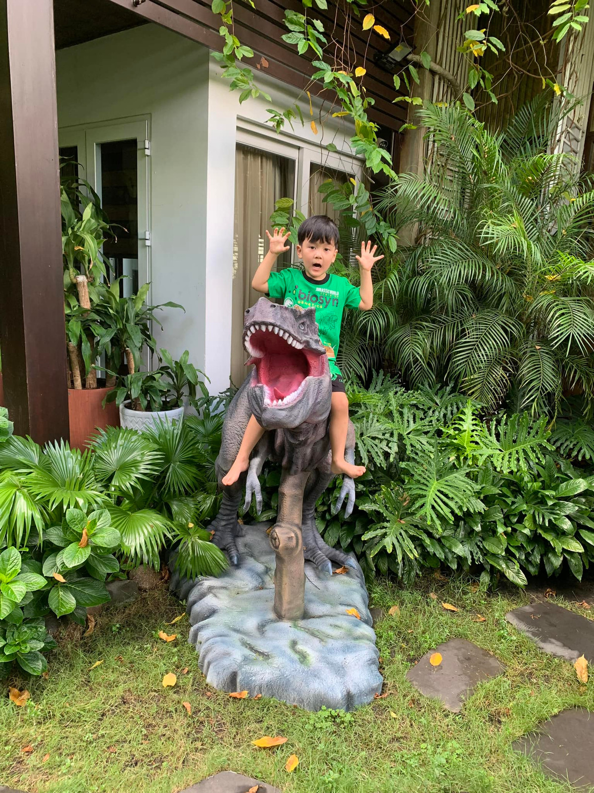 Có bố là người nổi tiếng giàu có lại yêu thương, chiều chuộng con trai hết mực với những món đồ giá trị, Polo Huỳnh đích thị là cậu bé "sinh ra đã ngậm thìa vàng".