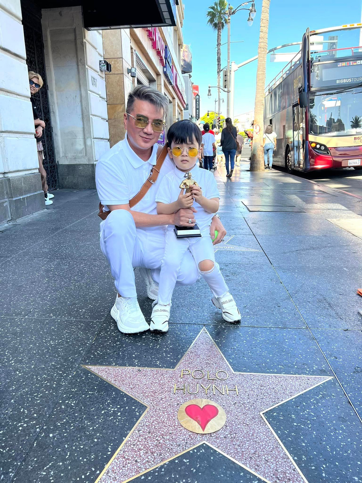 Đàm Vĩnh Hưng còn đưa con trai đi du lịch trong và ngoài nước. Trong chuyến xuất ngoại gần đây, Mr.Đàm gây chú ý khi khoe ảnh hai cha con được gắn tên trên Đại lộ Danh vọng tại Hollywood (Mỹ).