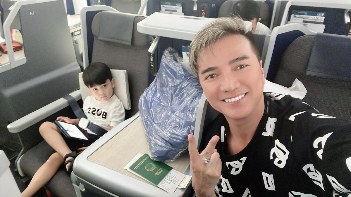 Polo Huỳnh còn được theo bố tham gia sự kiện, xuất hiện ở đâu cũng lên đồ ra dáng hot boy nhí, vô cùng sành điệu giống ông bố đam mê hàng hiệu.