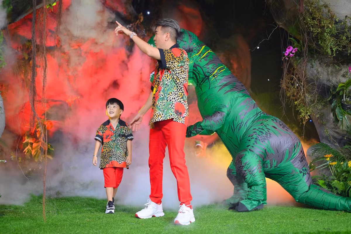 Biết con trai rất thích khủng long và xe, ba Hưng không ngại đầu tư tạo không gian như thế giới cổ tích với rất nhiều mô hình con vật nhân dịp sinh nhật 4 tuổi của bé.