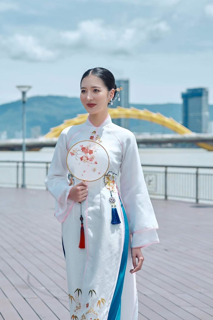 Tuệ Như có gương mặt V-line, mũi cao, nụ cười rạng rỡ.