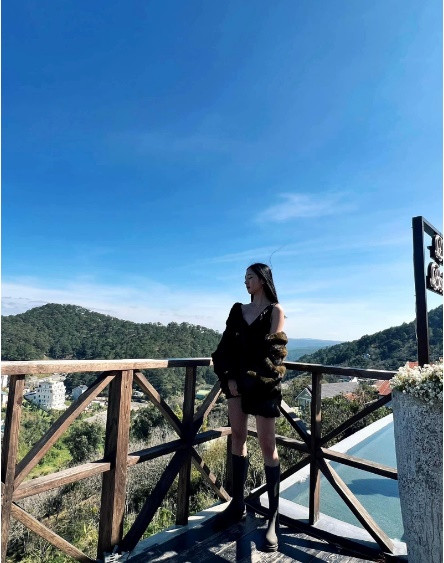 Chân dài thế hệ 10X góp mặt trong show diễn thời trang của các nhà thiết kế trong nước.