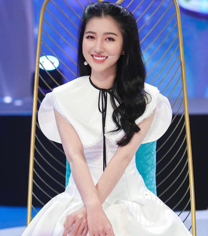 Chiều cao của bạn gái khiến giọng ca 8X có đôi chút tự ti khi sánh bước cùng.