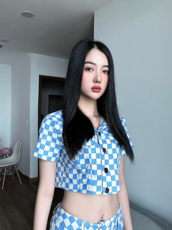 Có bạn gái xinh đẹp khiến giọng ca "Con bướm xuân" vội khẳng định chủ quyền, xưng hô là "vợ".