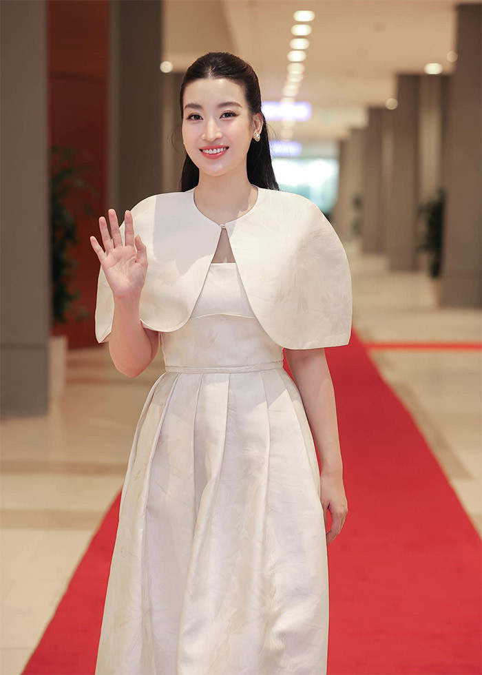 "Nhan sắc mẹ bỉm xuất sắc. Sự xuất hiện của em là món quà đặc biệt cho sinh nhật 30 năm của SHB", Đỗ Quang Vinh, anh trai chồng Đỗ Mỹ Linh nhận xét khi em dâu tham dự một sự kiện mới đây.