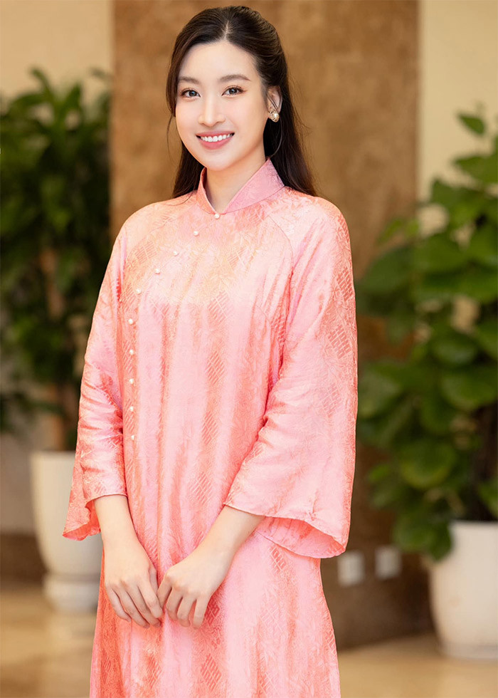 Mặc dù chưa lấy lại vóc dáng như trước nhưng thần thái của người đẹp Hà thành vẫn xuất sắc.