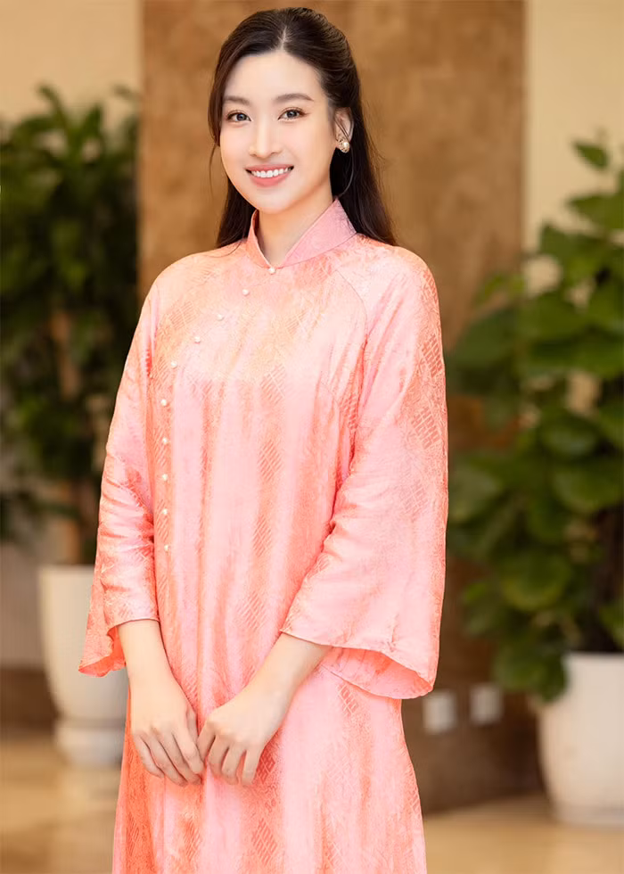 Mặc dù chưa lấy lại vóc dáng như trước nhưng thần thái của người đẹp Hà thành vẫn xuất sắc.